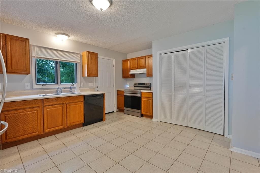 Stick/Site Built at 9 Pear Tree Court, Greensboro NC 27401, photo 10 of 36