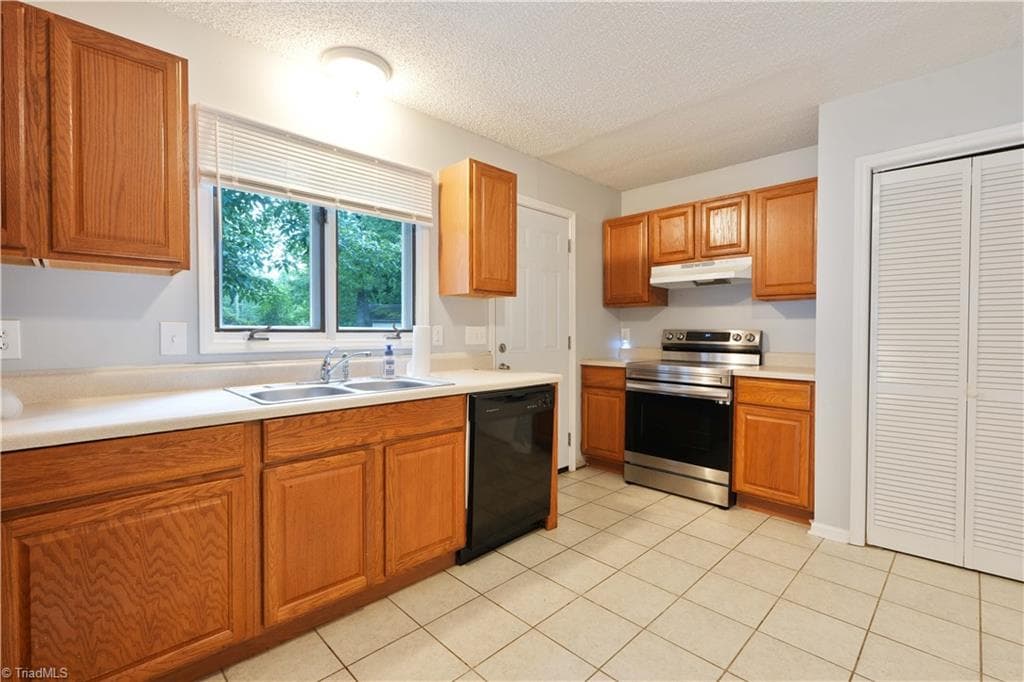 Stick/Site Built at 9 Pear Tree Court, Greensboro NC 27401, photo 14 of 36
