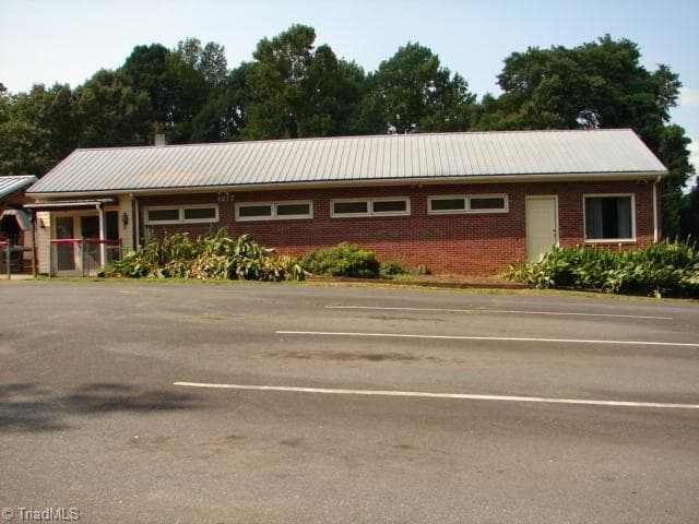 1277 E Salisbury Street, Asheboro NC 27203