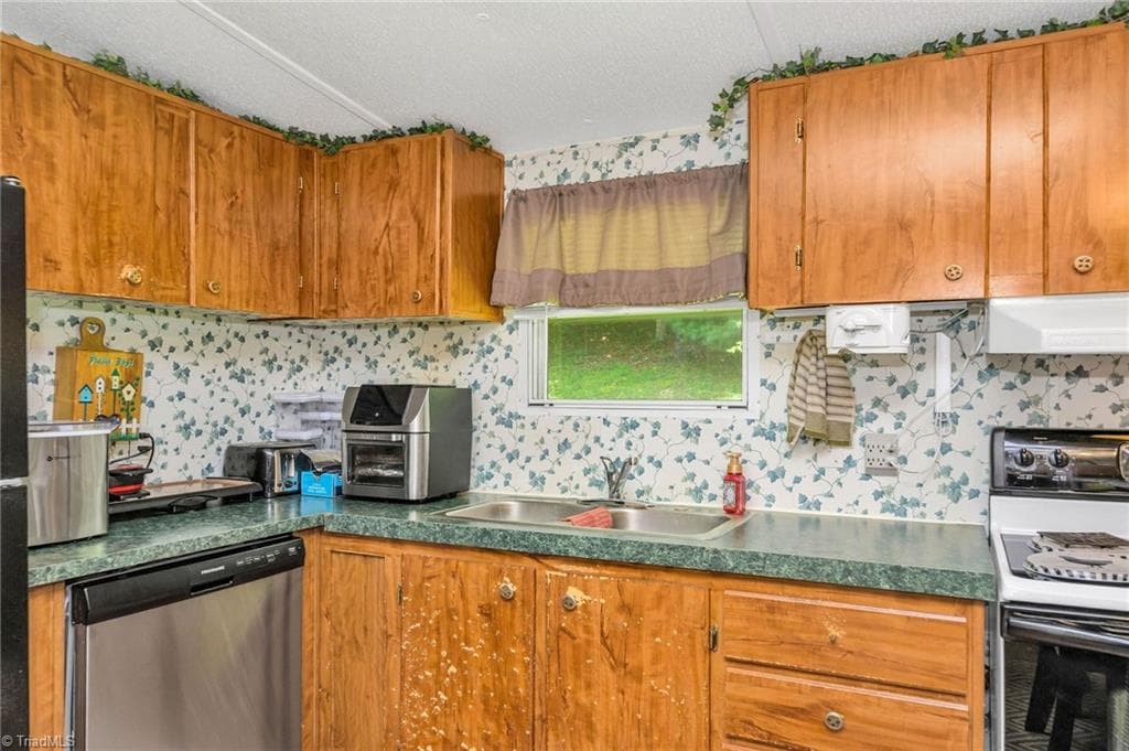 Manufactured Home at 8112 N NC Highway 16, Millers Creek NC 28651, photo 8 of 41