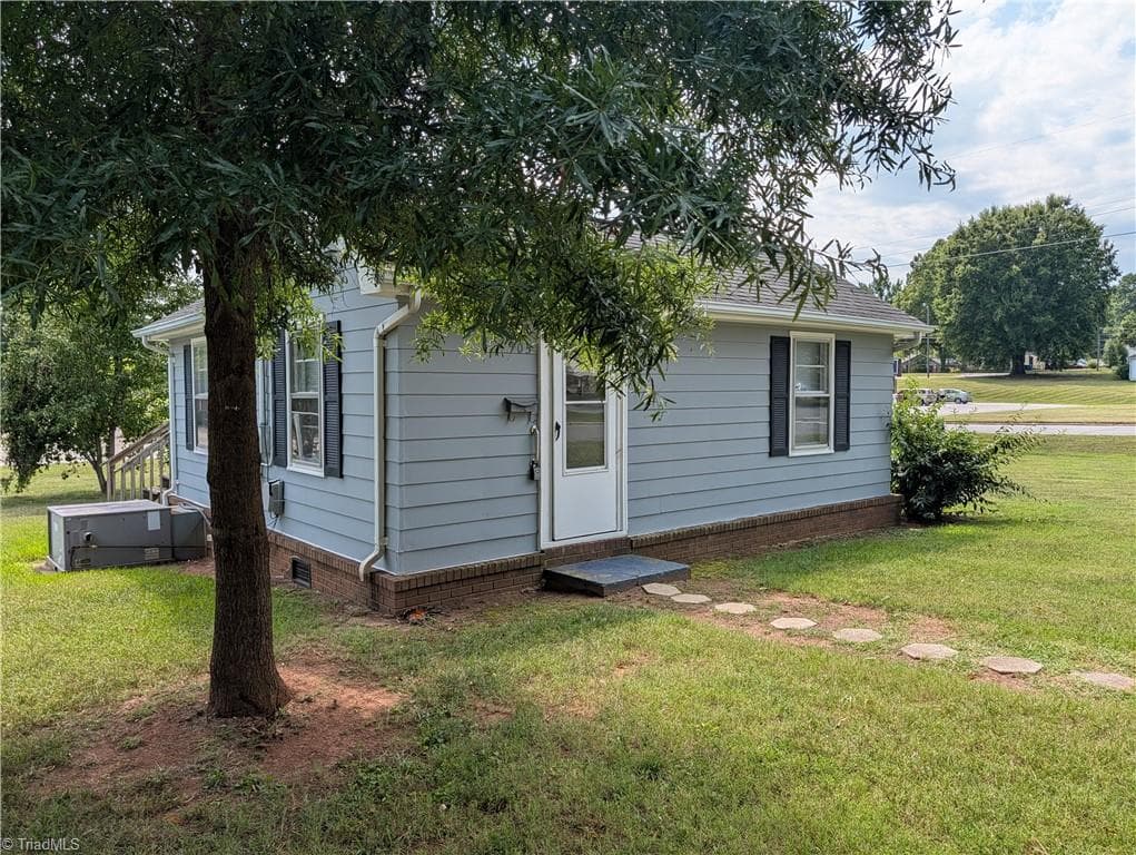 Stick/Site Built at 905 W Jefferson Street, Mayodan NC 27027, photo 3 of 12