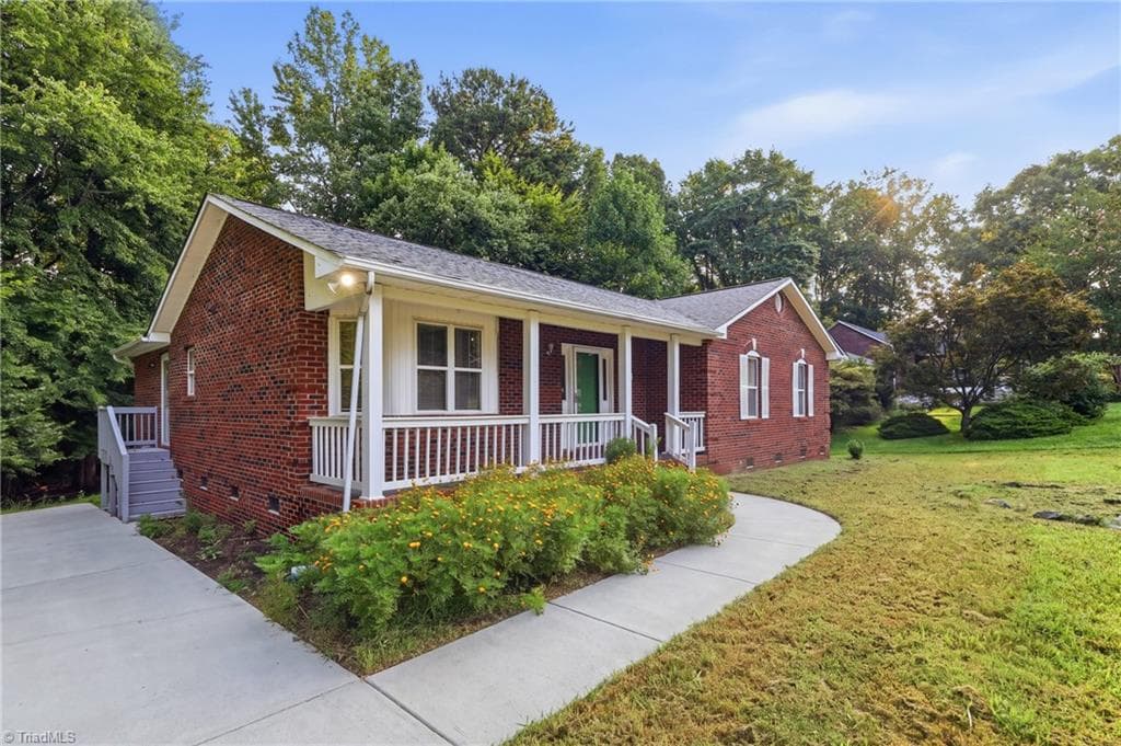 Stick/Site Built at 407 Lassiter Drive, High Point NC 27265, photo 3 of 34