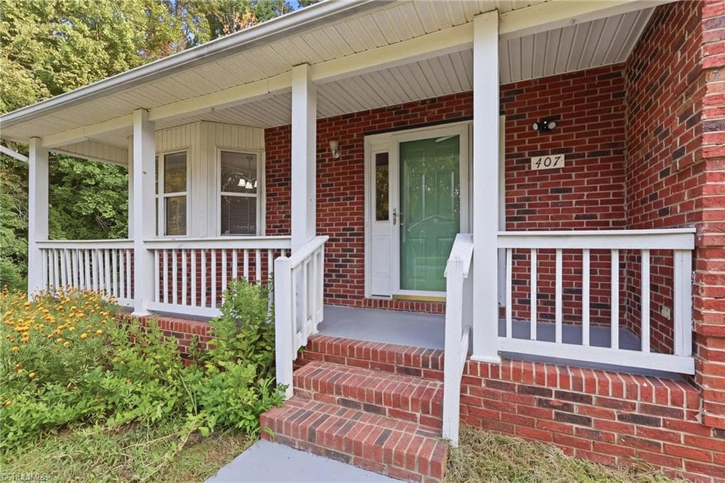 Stick/Site Built at 407 Lassiter Drive, High Point NC 27265, photo 4 of 34