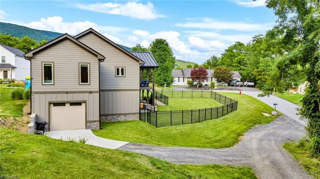 Stick/Site Built at 806 Hillcrest Avenue, West Jefferson NC 28694, photo 5 of 45