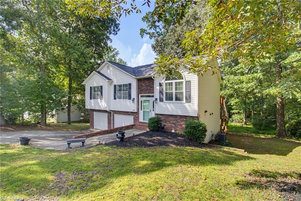 Stick/Site Built at 3913 Landover Drive, High Point NC 27265, photo 3 of 30