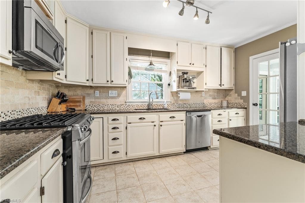 Stick/Site Built at 847 Lockland Avenue, Winston-Salem NC 27103, Winston-Salem, photo 13 of 41