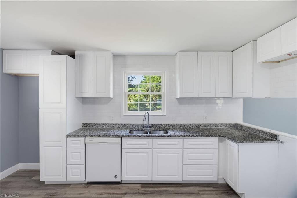 Stick/Site Built at 1416 Lynwood Terrace, High Point NC 27265, photo 13 of 30