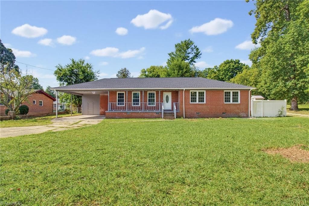 Stick/Site Built at 1416 Lynwood Terrace, High Point NC 27265, photo 3 of 30