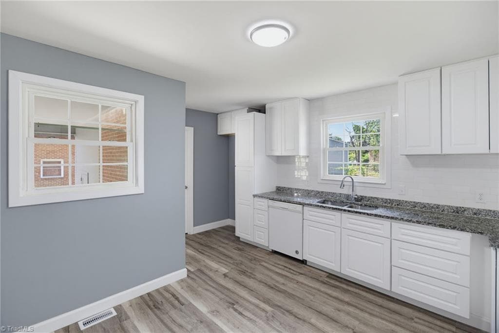 Stick/Site Built at 1416 Lynwood Terrace, High Point NC 27265, photo 14 of 30