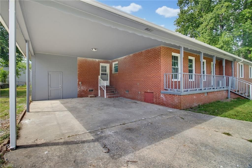 Stick/Site Built at 1416 Lynwood Terrace, High Point NC 27265, photo 4 of 30