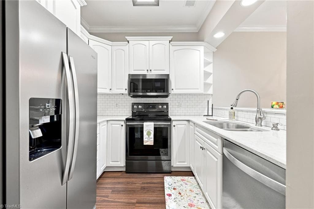 Stick/Site Built at 710 Vinebury Lane, High Point NC 27265, photo 5 of 32