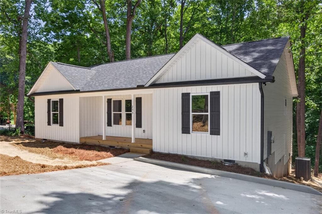 Stick/Site Built at 239 Lake Drive 8, Lexington NC 27292, Lexington, photo 2 of 31