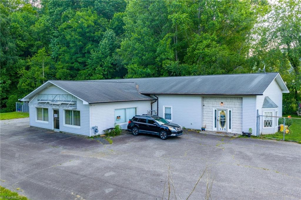 Remarks at 123 Buck Mountain Circle, West Jefferson NC 28694, photo 6 of 50