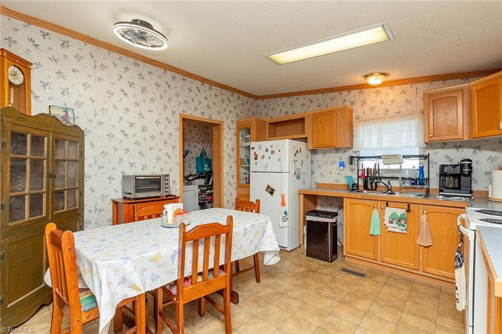 Manufactured Home at 1025 E Holly Grove Road, Lexington NC 27292, Lexington, photo 13 of 49