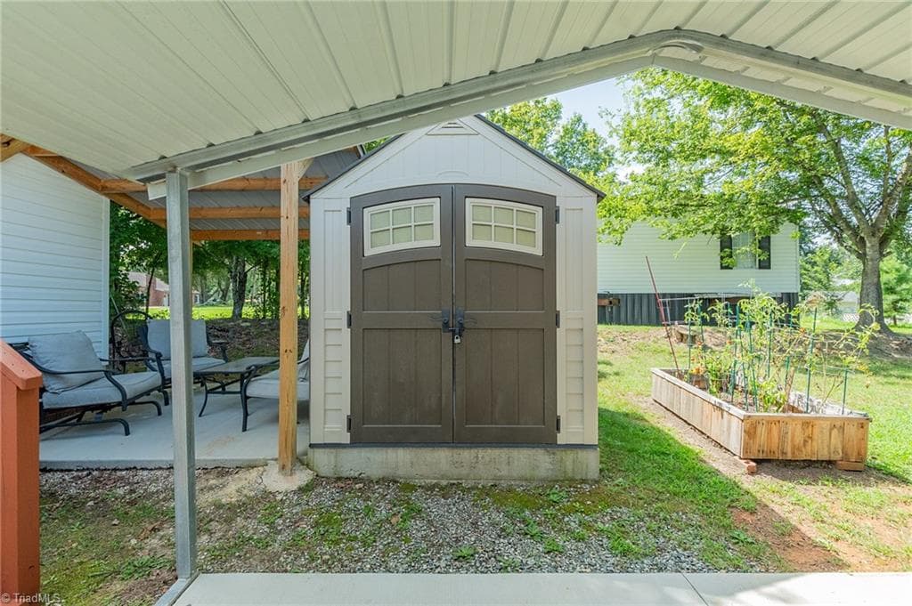 Manufactured Home at 1025 E Holly Grove Road, Lexington NC 27292, Lexington, photo 7 of 49