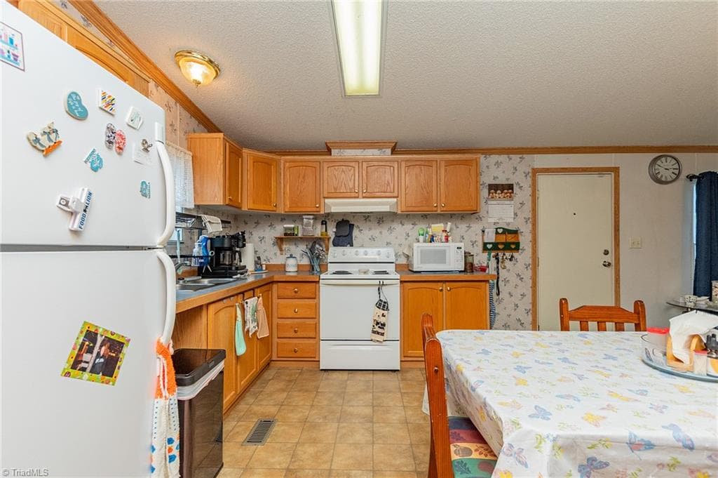 Manufactured Home at 1025 E Holly Grove Road, Lexington NC 27292, Lexington, photo 14 of 49