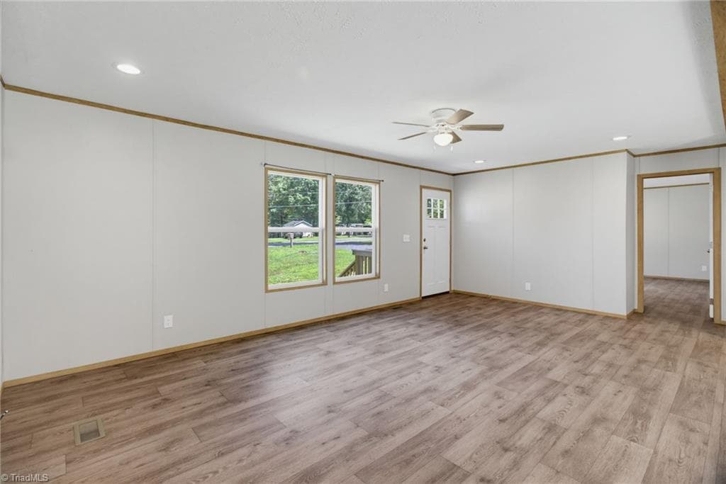 Manufactured Home at 188 Plantation Road, Eden NC 27288, photo 7 of 28