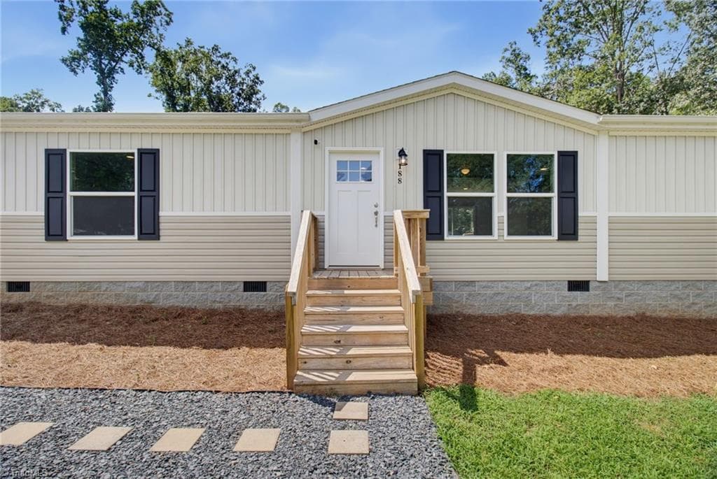 Manufactured Home at 188 Plantation Road, Eden NC 27288, photo 4 of 28