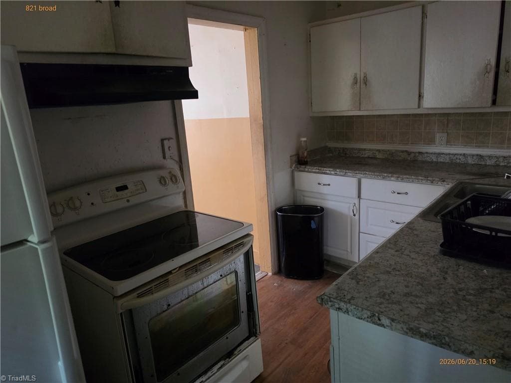 Stick/Site Built at 821 Broad Avenue, Greensboro NC 27406, photo 4 of 7