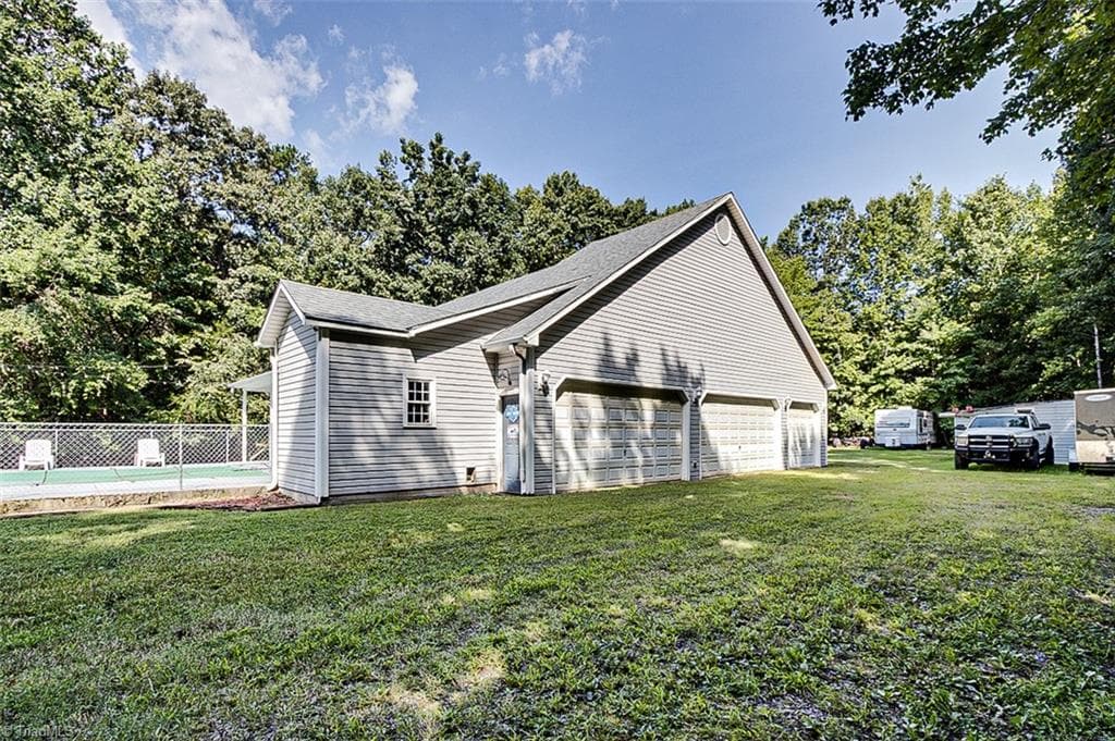 Manufactured Home at 2207 Millcroft Road, Pleasant Garden NC 27313, photo 10 of 48