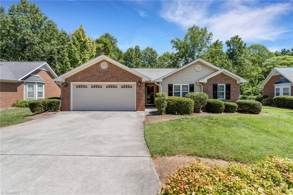 Stick/Site Built at 3 Brandywine Circle, Greensboro NC 27409, photo 2 of 49