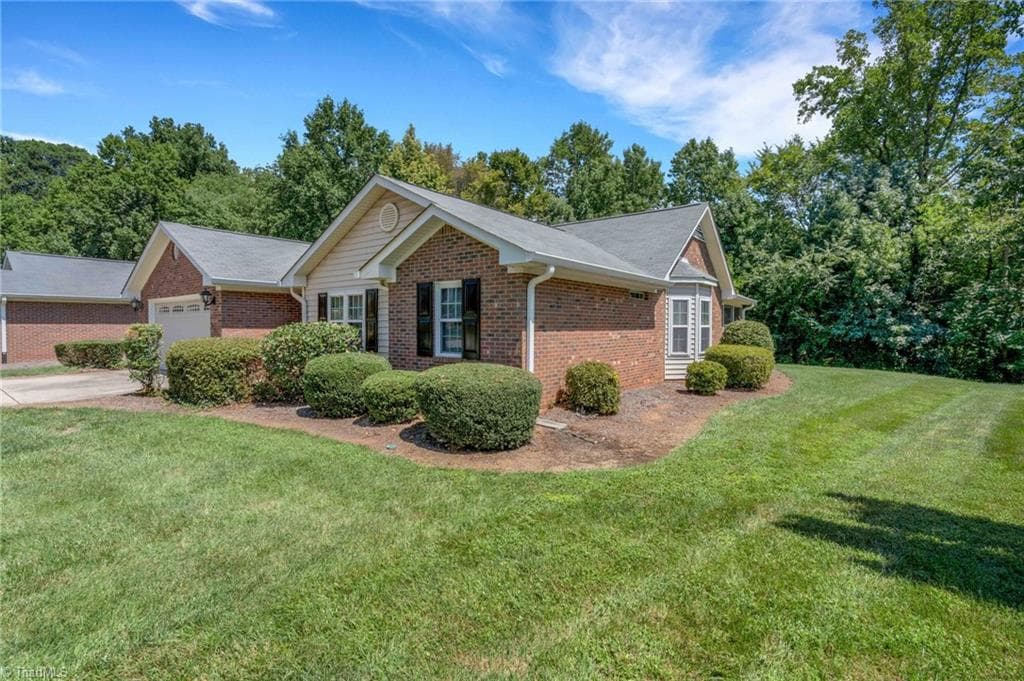 Stick/Site Built at 3 Brandywine Circle, Greensboro NC 27409, photo 5 of 49