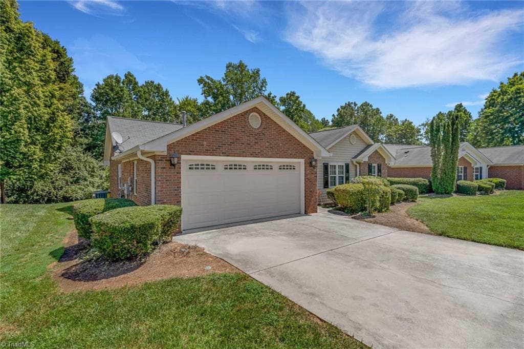 Stick/Site Built at 3 Brandywine Circle, Greensboro NC 27409, photo 4 of 49