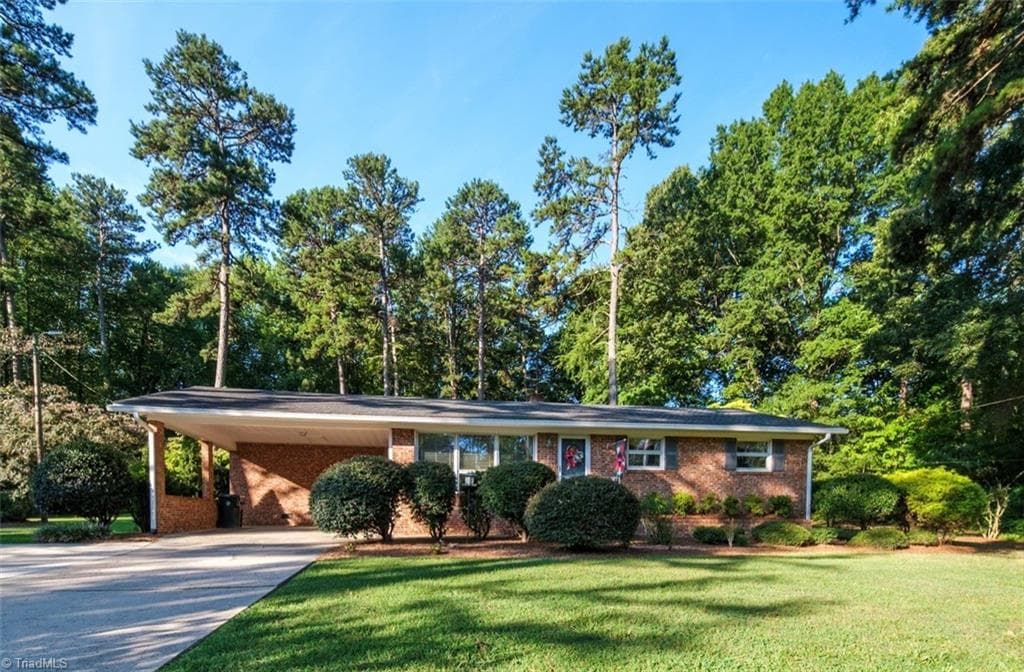 Stick/Site Built at 221 Westwood Avenue, Thomasville NC 27360, photo 2 of 24