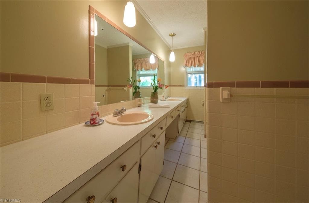 Stick/Site Built at 221 Westwood Avenue, Thomasville NC 27360, photo 17 of 24