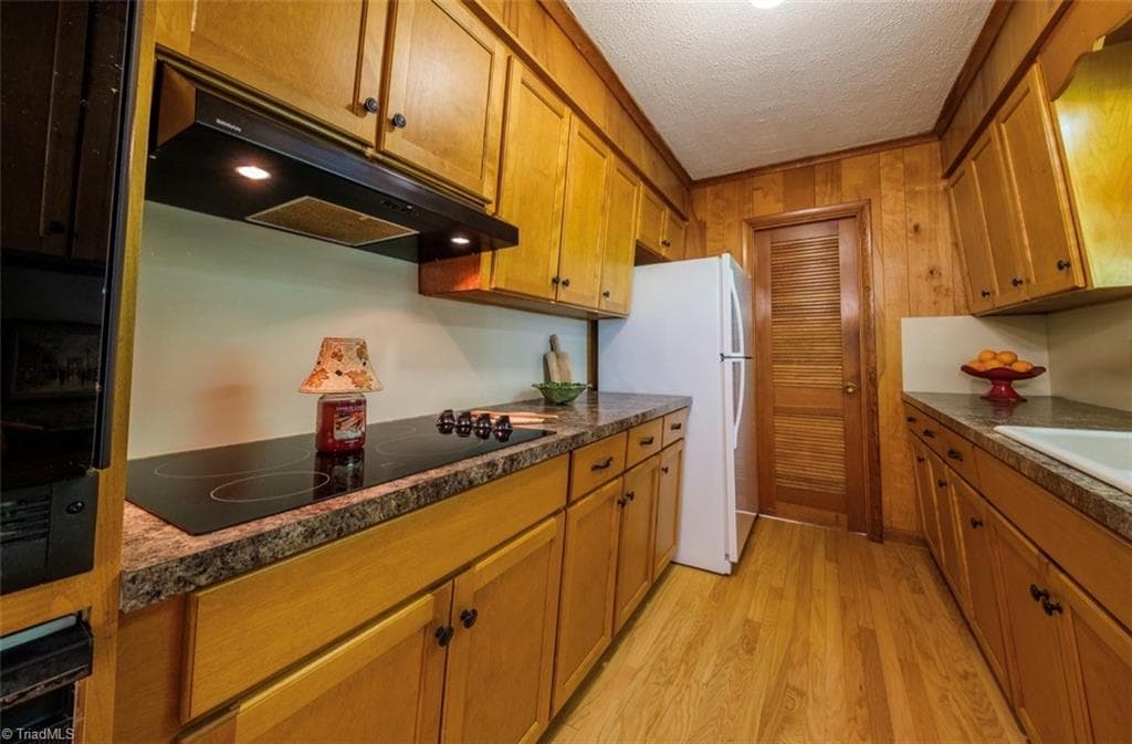 Stick/Site Built at 221 Westwood Avenue, Thomasville NC 27360, photo 11 of 24