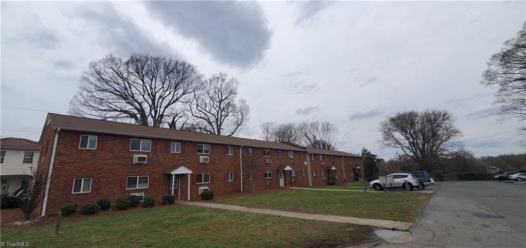 725 Akron Drive, Winston-Salem NC 27105