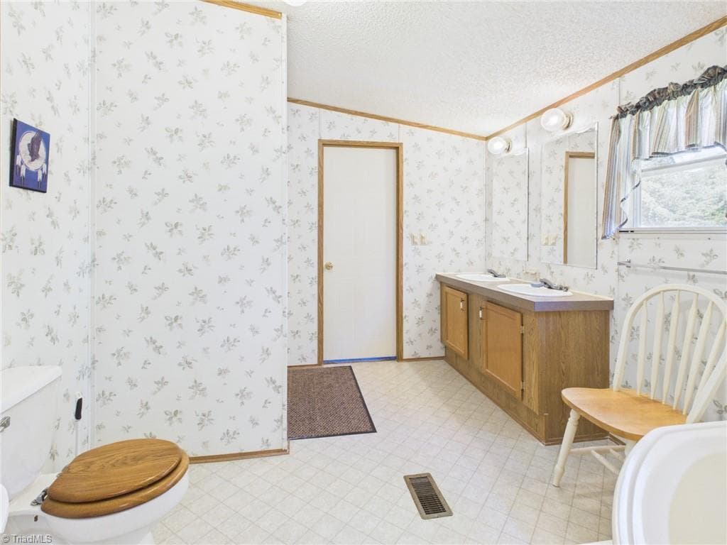 Manufactured Home at 51 Fred Jolly Lane, Taylorsville NC 28681, Taylorsville, photo 19 of 50