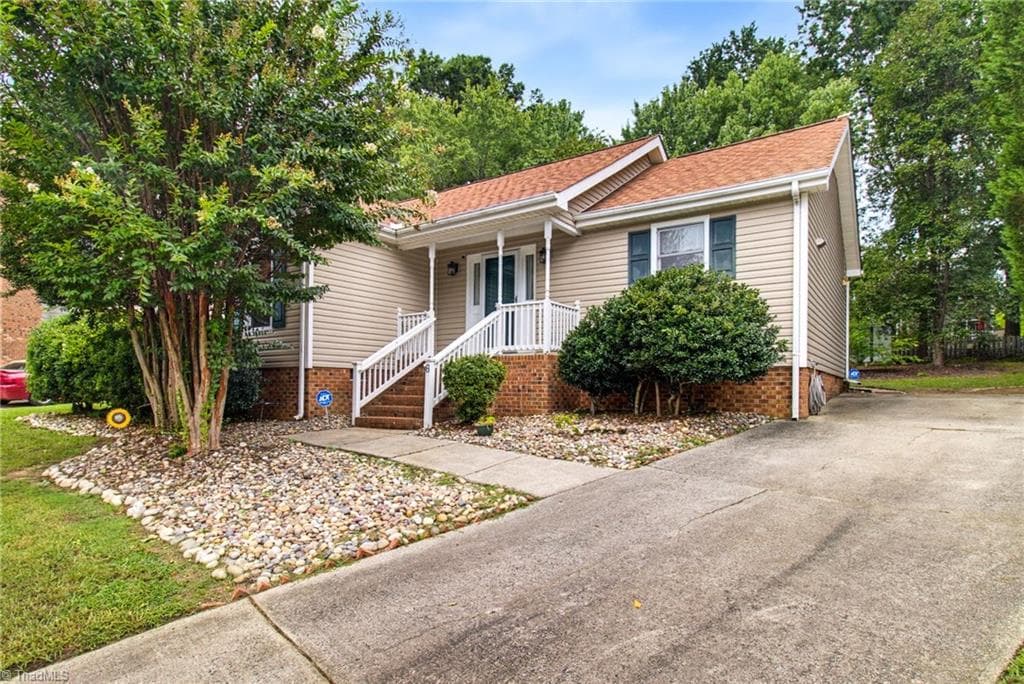 6 Castle Bridge Court, Greensboro NC 27407