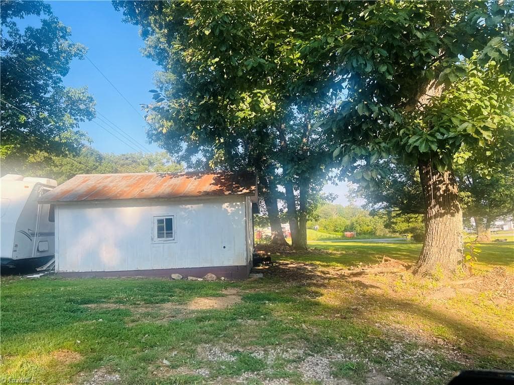 Manufactured Home at 134 Stout Lane, Pilot Mountain NC 27041, photo 3 of 19