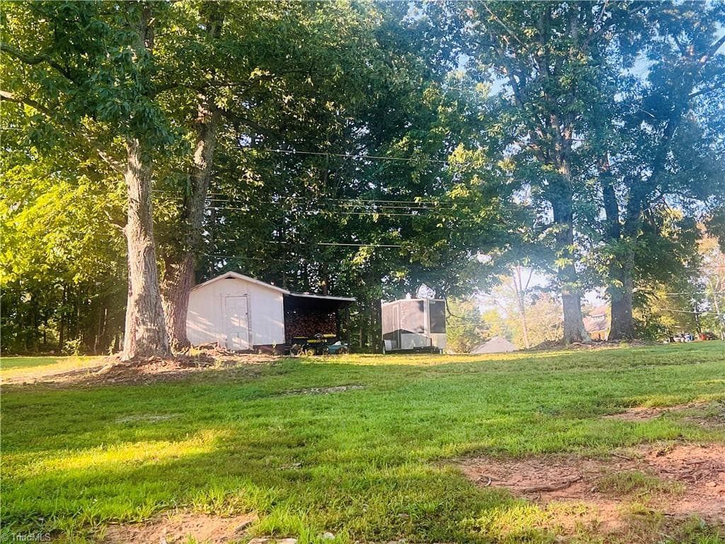Manufactured Home at 134 Stout Lane, Pilot Mountain NC 27041, photo 4 of 19