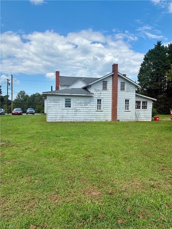 Apartment at 1109 W Main Street, Yadkinville NC 27055, photo 7 of 12