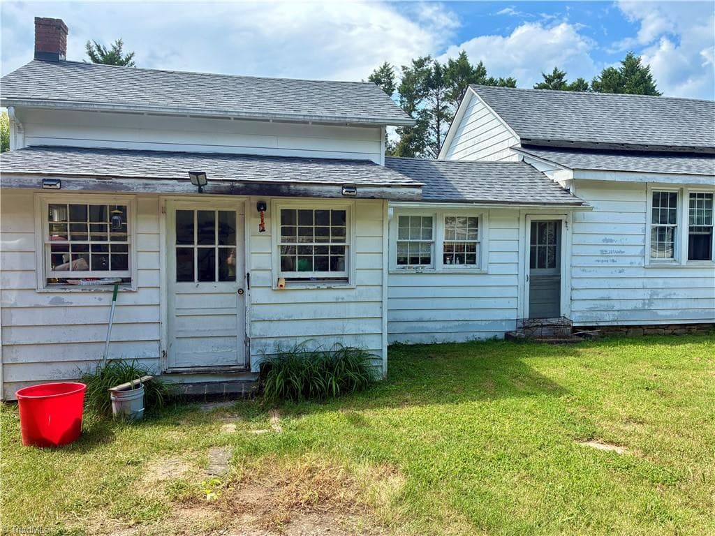 Apartment at 1109 W Main Street, Yadkinville NC 27055, photo 8 of 12