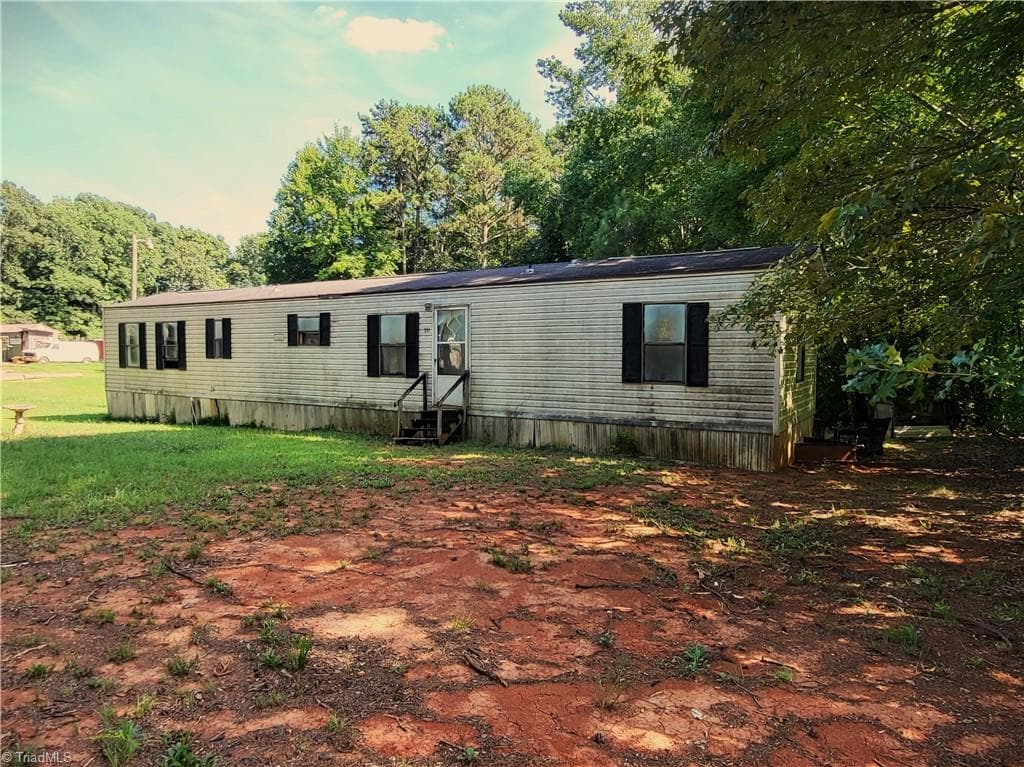 Manufactured Home at 351 Robbins Lane, Lexington NC 27292, Lexington, photo 3 of 8