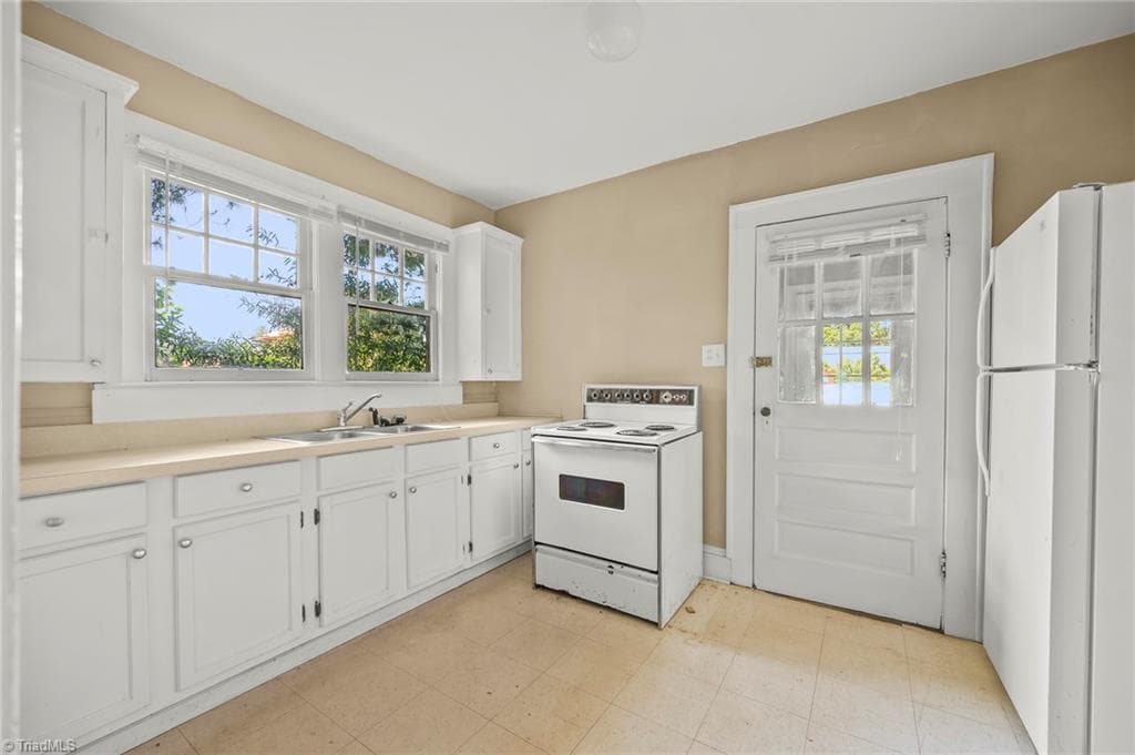 Duplex at 118 & 120 S Poplar Street, Winston-Salem NC 27101, Winston-Salem, photo 9 of 19