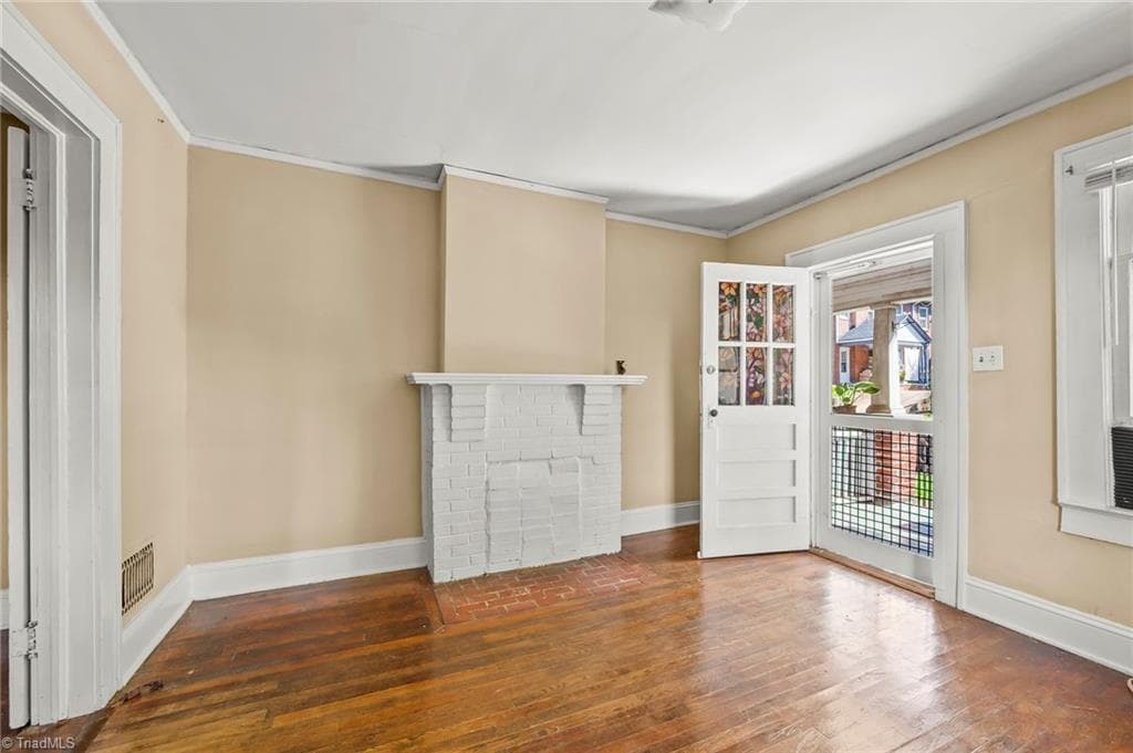 Duplex at 118 & 120 S Poplar Street, Winston-Salem NC 27101, Winston-Salem, photo 4 of 19