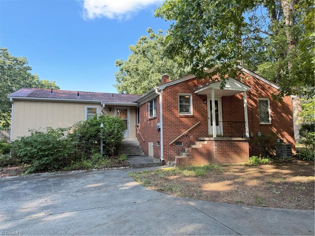 Stick/Site Built at 16 Vivian Street, Thomasville NC 27360, photo 6 of 33