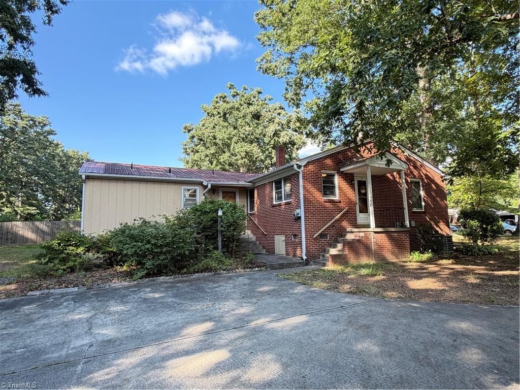 Stick/Site Built at 16 Vivian Street, Thomasville NC 27360, photo 7 of 33