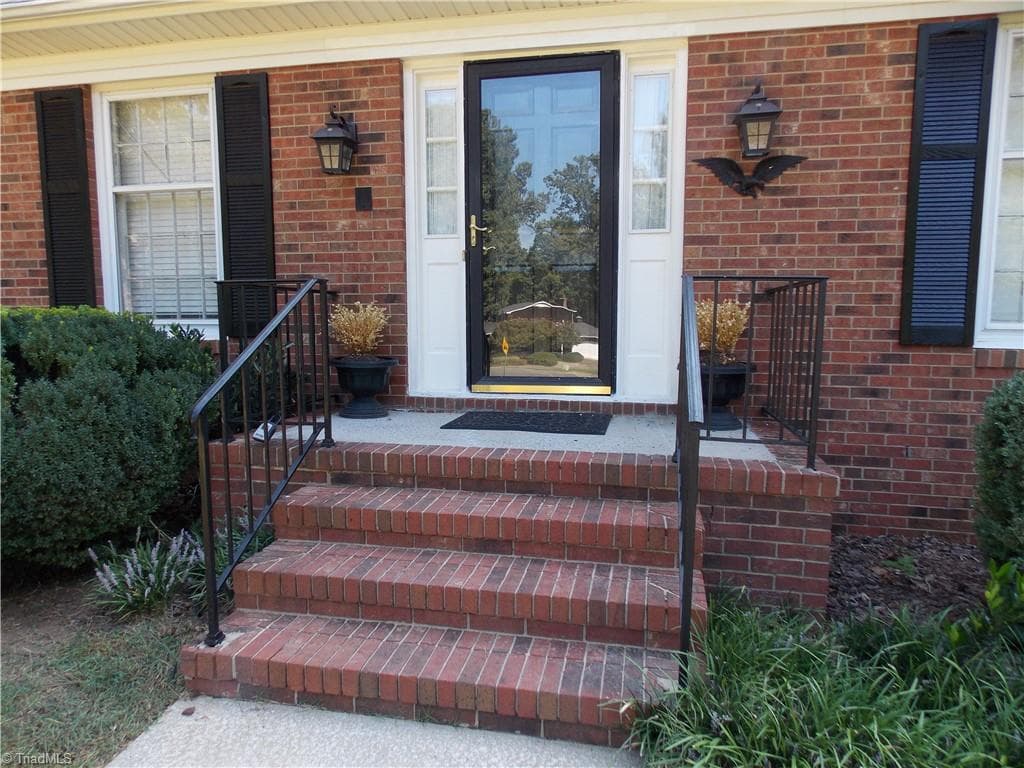 4915 Warfield Drive, Greensboro NC 27406