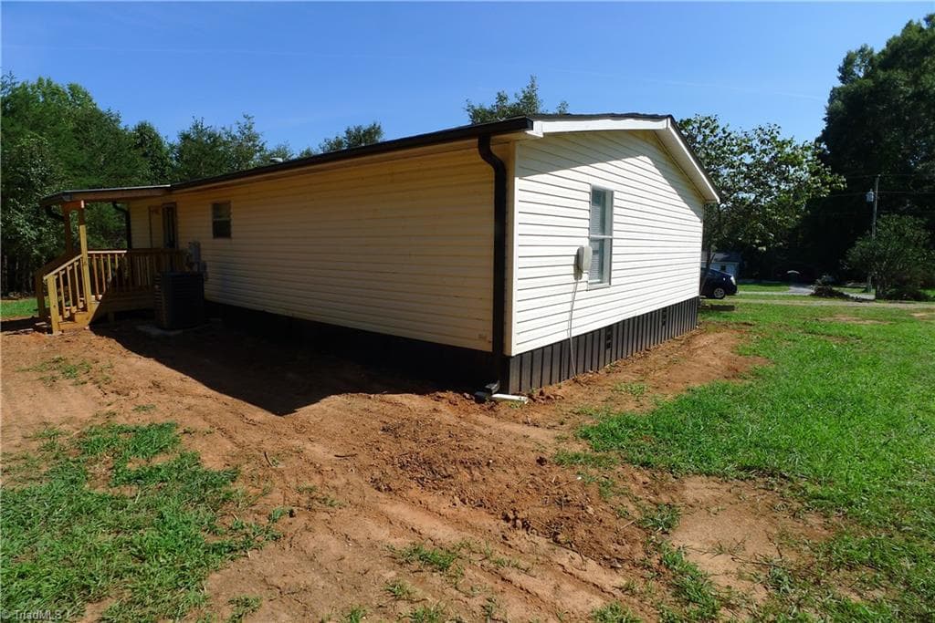 Manufactured Home at 2005 Monico Lane, Yadkinville NC 27055, Yadkinville, photo 11 of 64