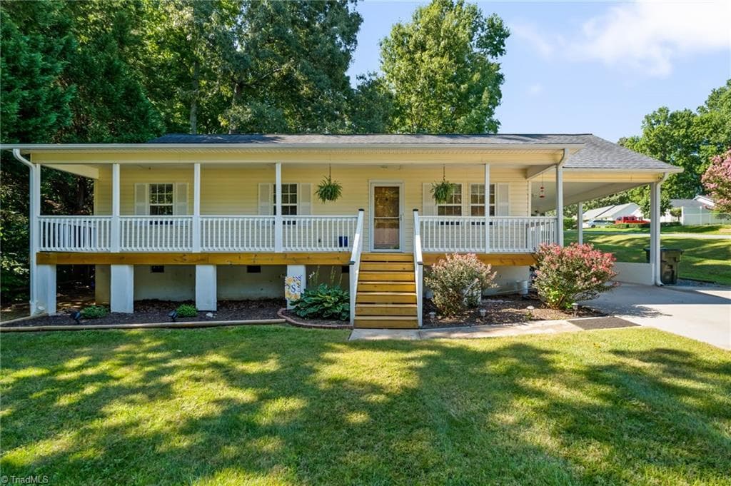 Stick/Site Built at 6 Oak Ridge Drive, Thomasville NC 27360, photo 2 of 30