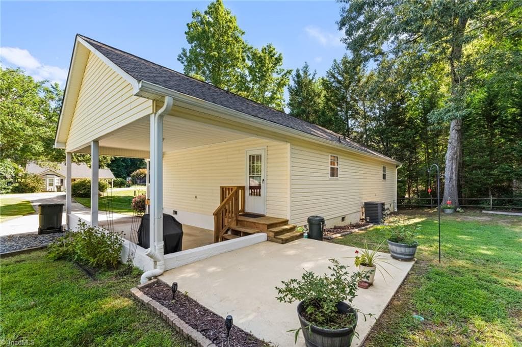 Stick/Site Built at 6 Oak Ridge Drive, Thomasville NC 27360, photo 24 of 30