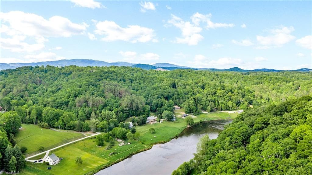 7 Legra Road, Grassy Creek NC 28631