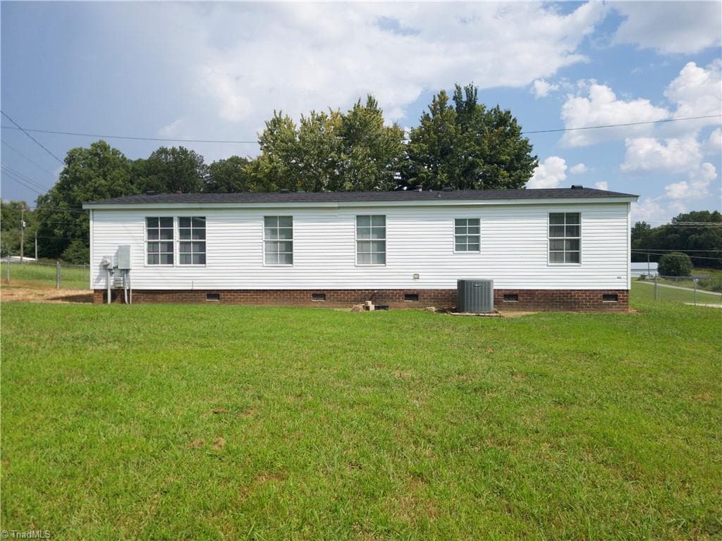 Manufactured Home at 1836 Siloam Road, Mount Airy NC 27030, photo 3 of 14