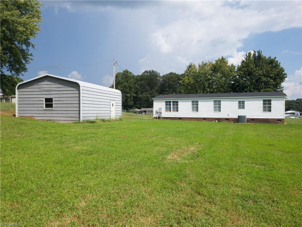Manufactured Home at 1836 Siloam Road, Mount Airy NC 27030, photo 5 of 14