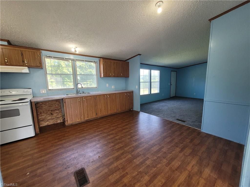 Manufactured Home at 1836 Siloam Road, Mount Airy NC 27030, photo 8 of 14